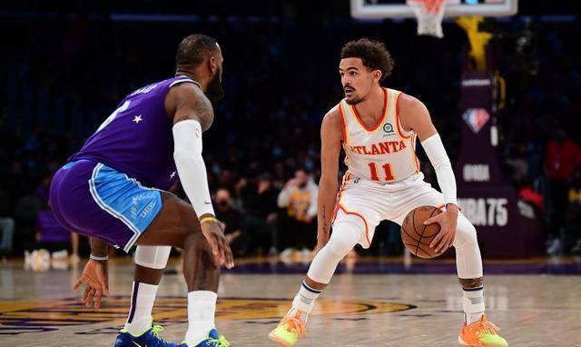 老鹰险胜连续三场30+，欧文关键表现点燃全场！的简单介绍